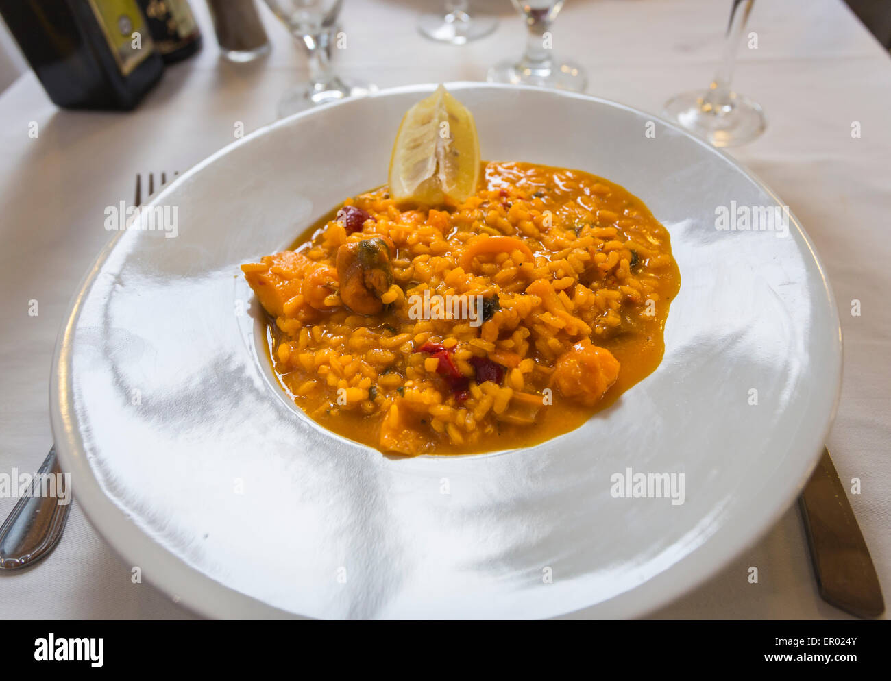 Teller mit köstlichen Meeresfrüchte paella Stockfoto