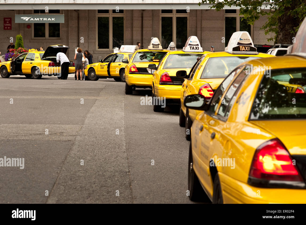 Taxi Schlange, um Fahrgäste an der King Street Railroad Station Seattle Washington Stockfoto