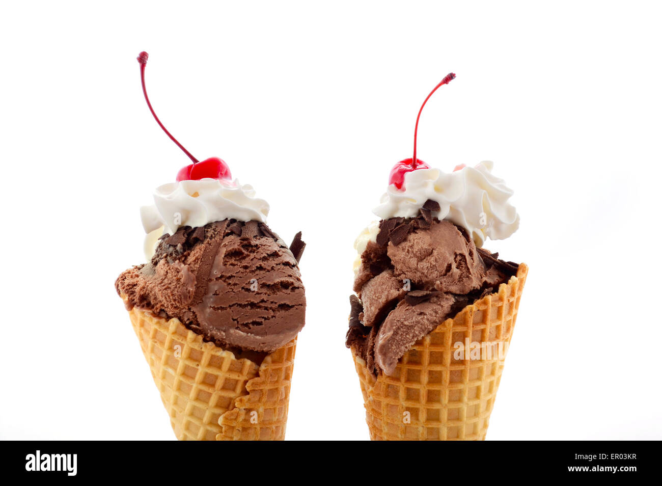 Sommer-Konzept Schokolade und Vanille Wafer Eis mit Sahne und Kirschen mit Stiel an der Spitze. Stockfoto