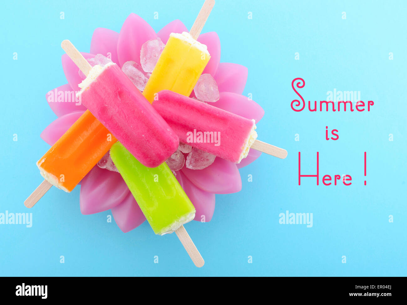 Der Sommer ist da-Konzept mit heller Farbe Ice pop, Eis auf Eis im hübschen rosa Schale blauer Hintergrund mit Text. Stockfoto