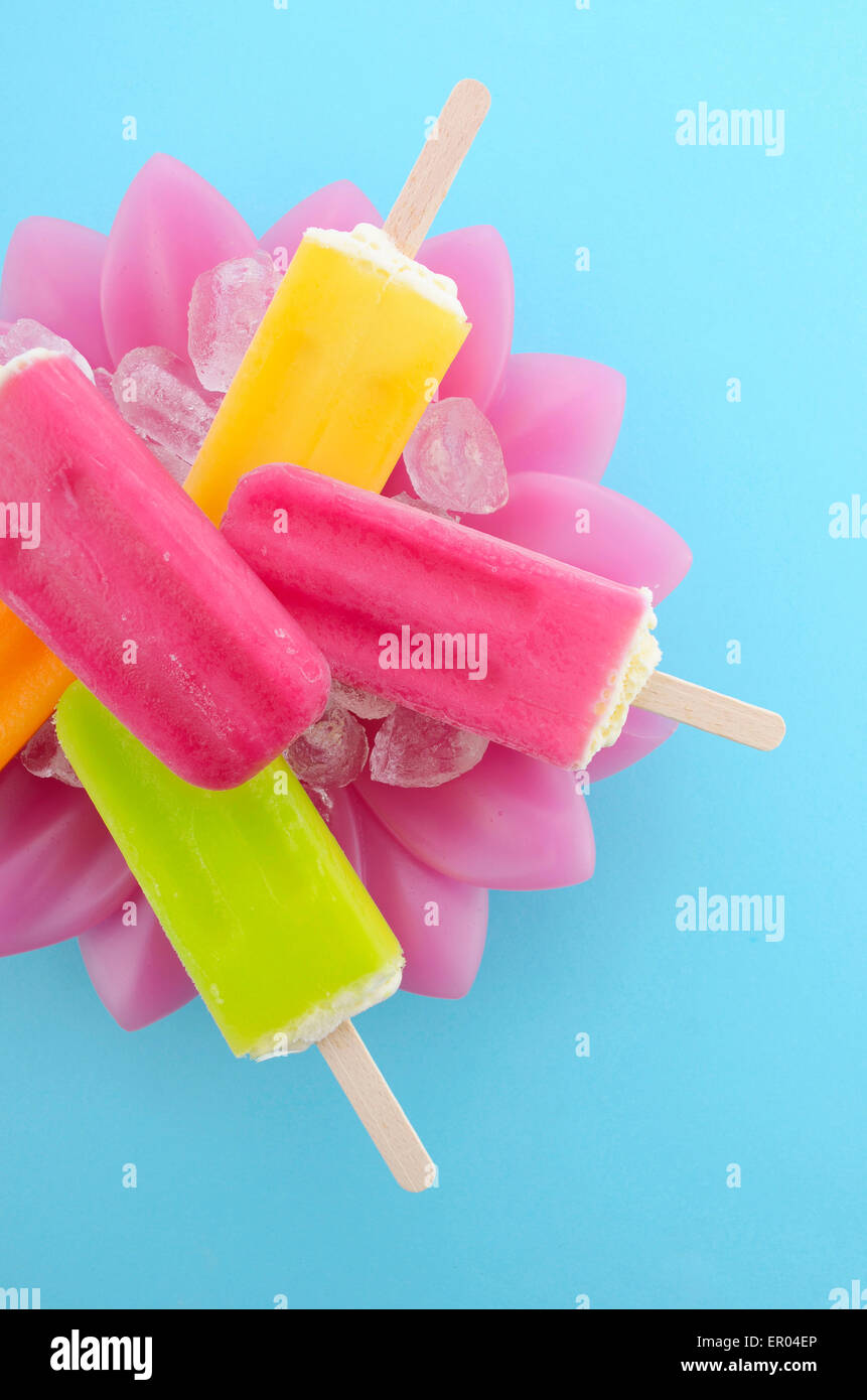 Der Sommer ist da-Konzept mit heller Farbe pop, Eis Eis auf Eis im hübschen rosa Schale blaue Hintergrund, Draufsicht. Stockfoto