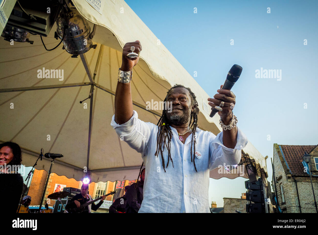 Yorkshire, Vereinigtes Königreich. 23. Mai 2015.  Durchführung von Levi Roots tracks aus seinem neuen Album "Rise oben" Malton Food Lovers Festival. Bildnachweis: Bailey-Cooper Fotografie/Alamy Live-Nachrichten Stockfoto