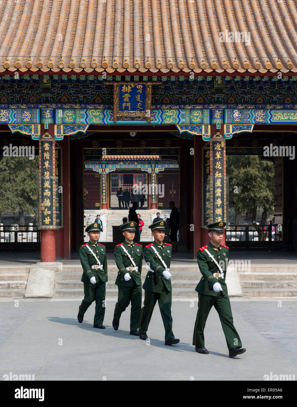 Chinesische Soldaten marschieren im Sommerpalast in Peking Stockfoto