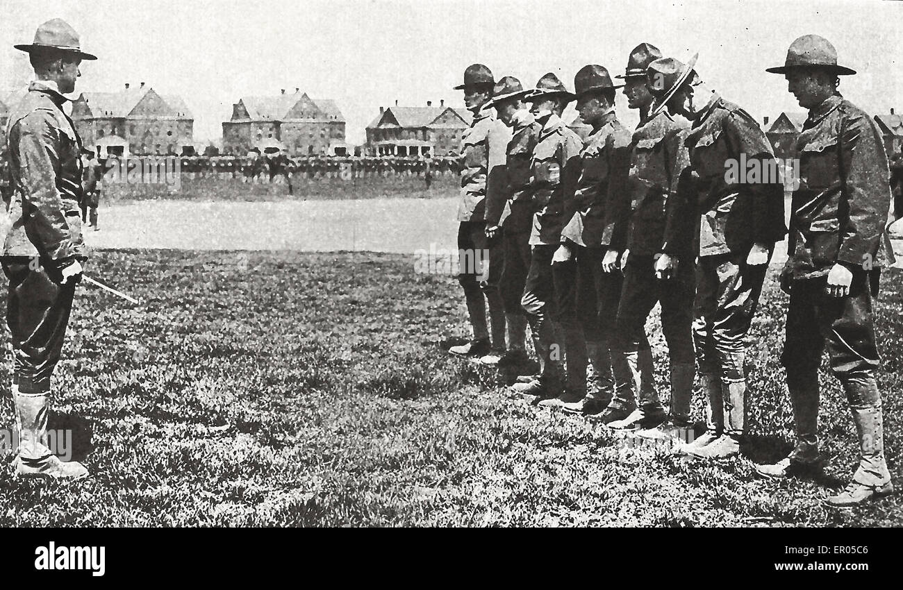 Drehen Bürgerinnen und Bürger in Soldaten - Kandidaten für Provisionen in Plattsburg, NY, nehmen ihre erste Lektion in der I.D.R. (Infanterie Bohrer Vorschriften) USA 1917 Stockfoto