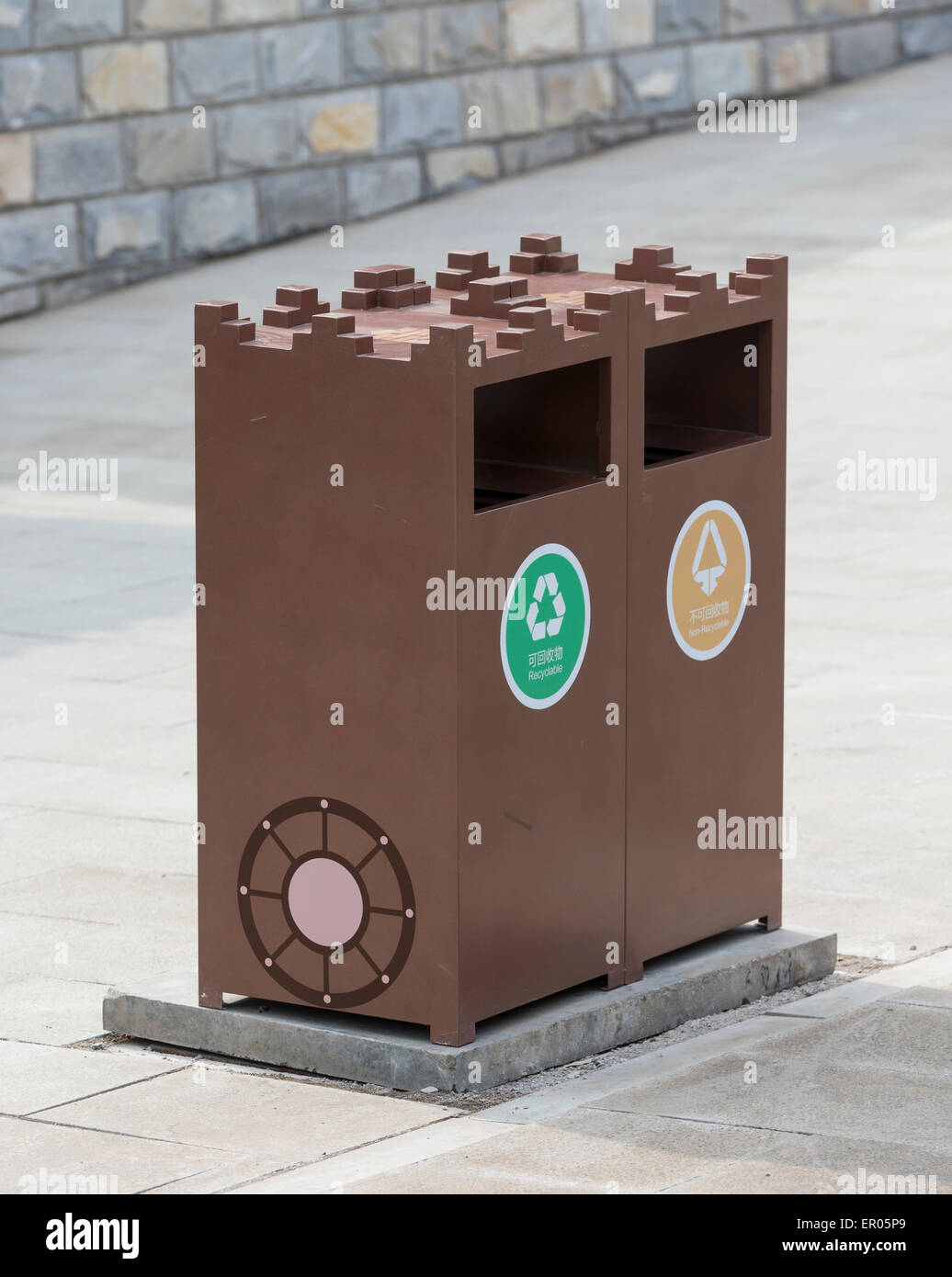 Müll und recycling-Behälter an der Great Wall Of China, unter dem Motto ähnelt Zinnen an der Wand Stockfoto
