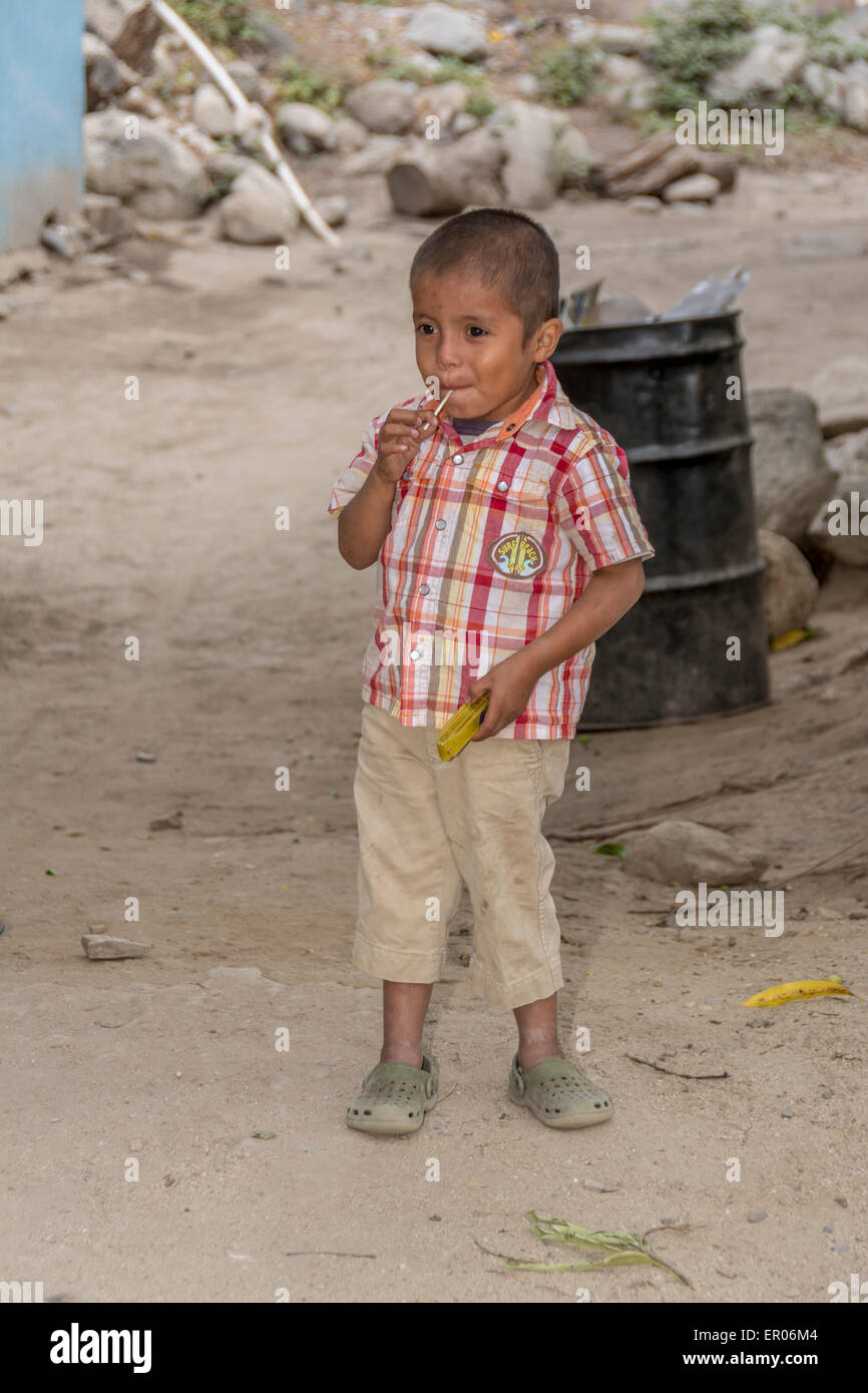 Junge mit ein Süßigkeiten-Sauger und eine Mundharmonika in der Hand in Guatemala Stockfoto