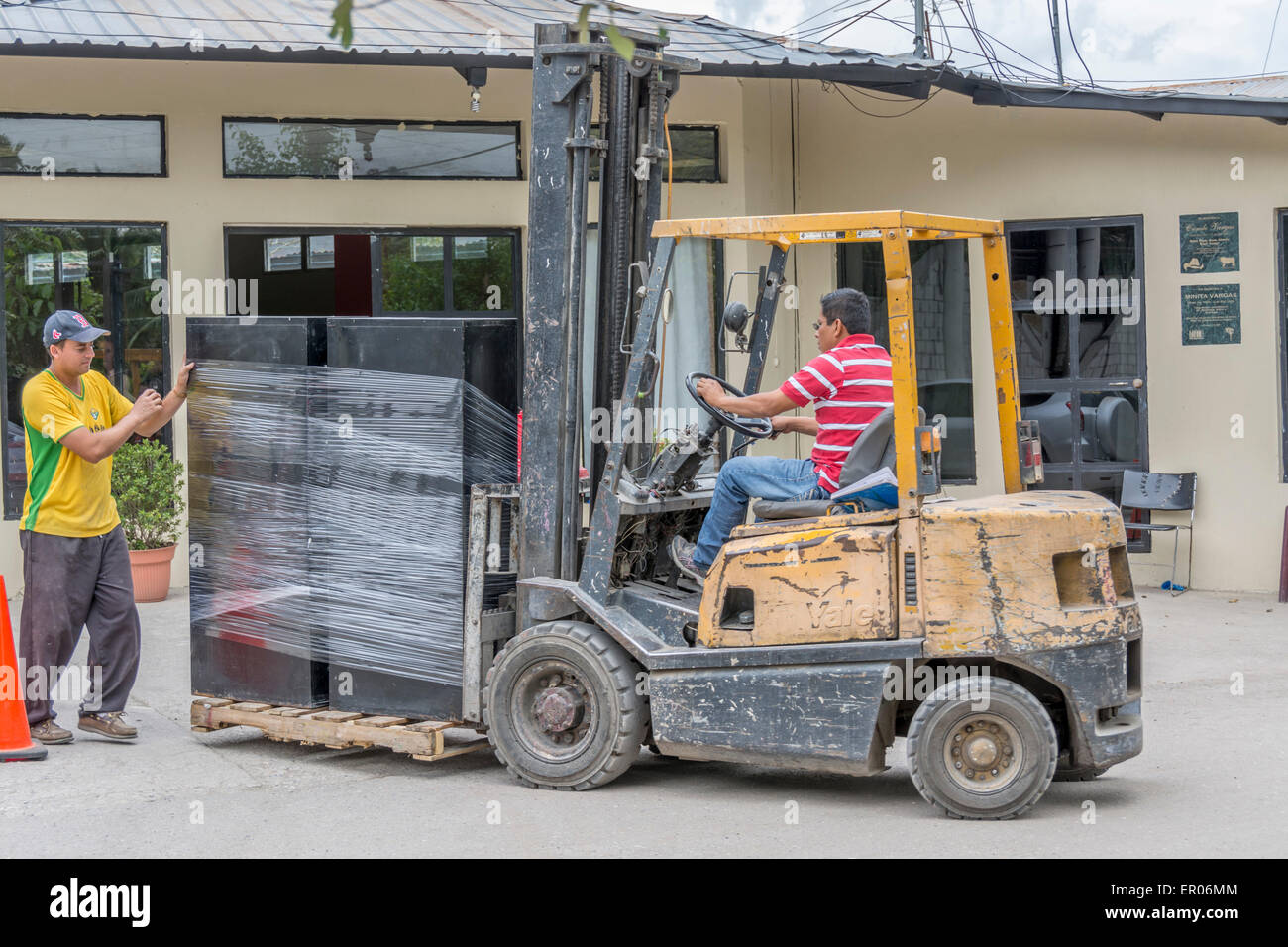 Arbeitnehmer, die Möbel mit einem Gabelstapler in Guatemala Stockfoto
