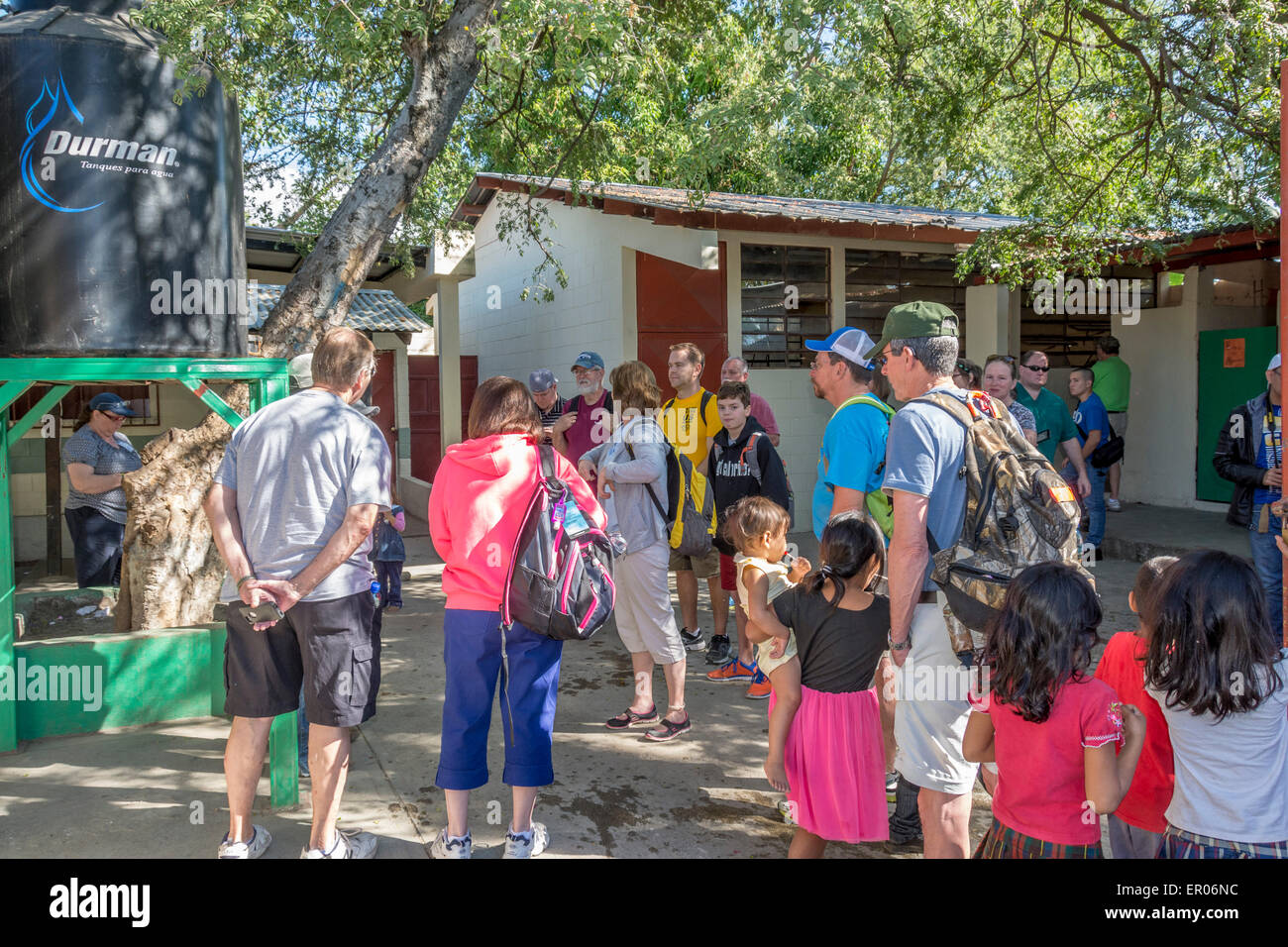 Ministerium für Gruppe Besuch einer Schule in Guatemala Stockfoto