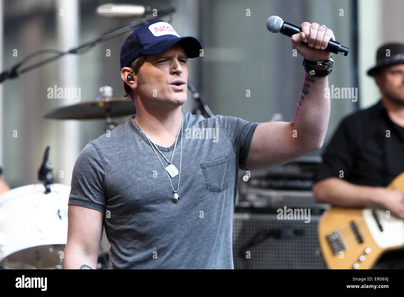 New York, USA. 22. Mai 2015. Sängerin Jerrod Niemann führt bei Fuchs und Freunde All-American Summer Concert Series auf der Ecke 48th Street und 6th Avenue am 22. Mai 2015 in New York City. Bildnachweis: Debby Wong/Alamy Live-Nachrichten Stockfoto