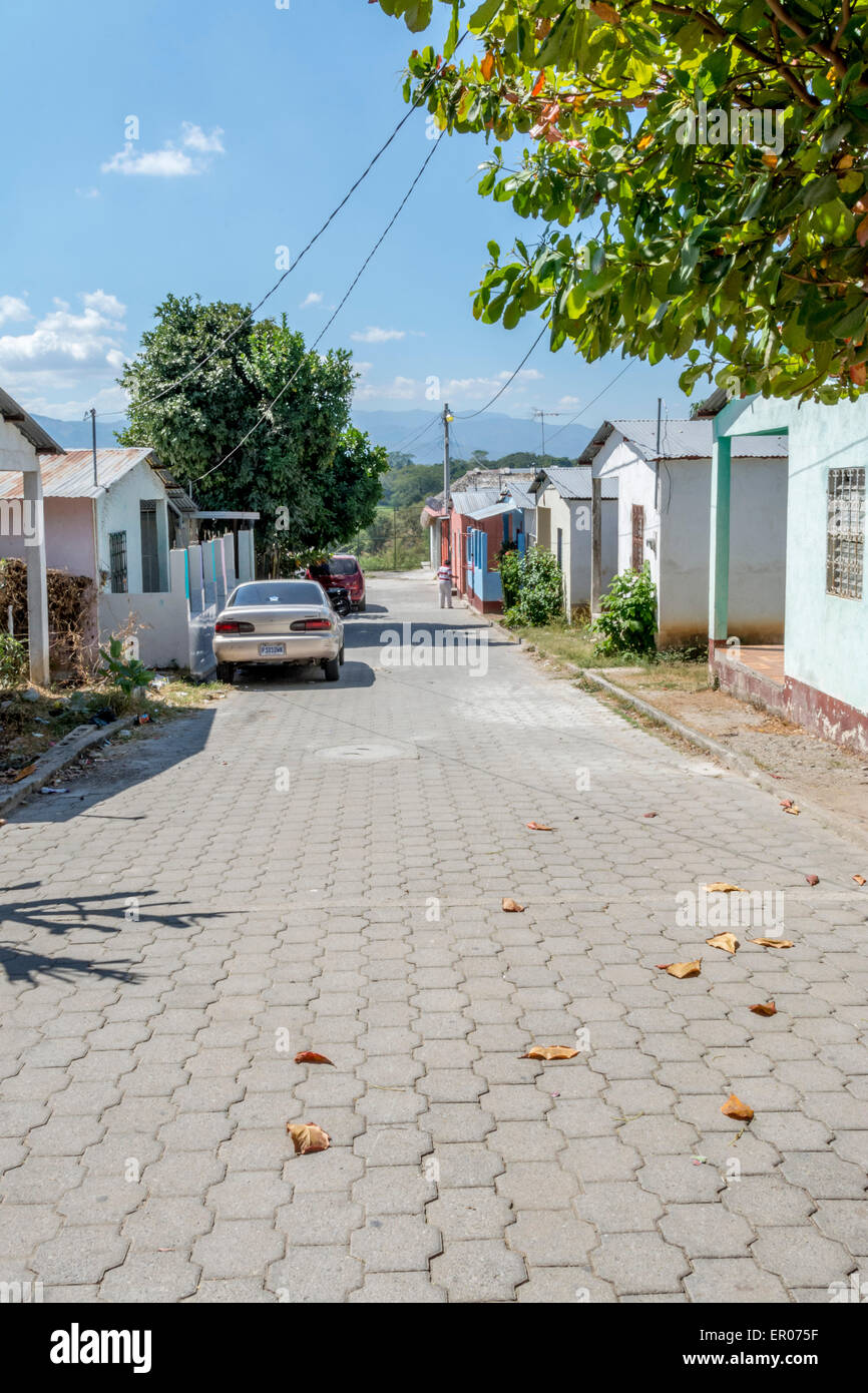 Straße mit aktualisierten Gehäuse in einem kleinen Dorf in Guatemala Stockfoto