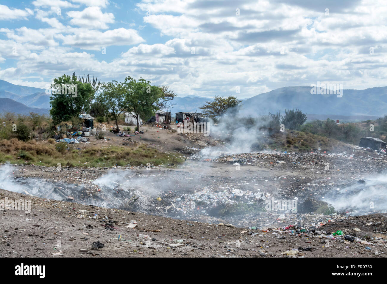 Lagerung-Hütten für wiederverwertbare Gegenstände erhobenen Armen auf einer Mülldeponie in Guatemala Stockfoto