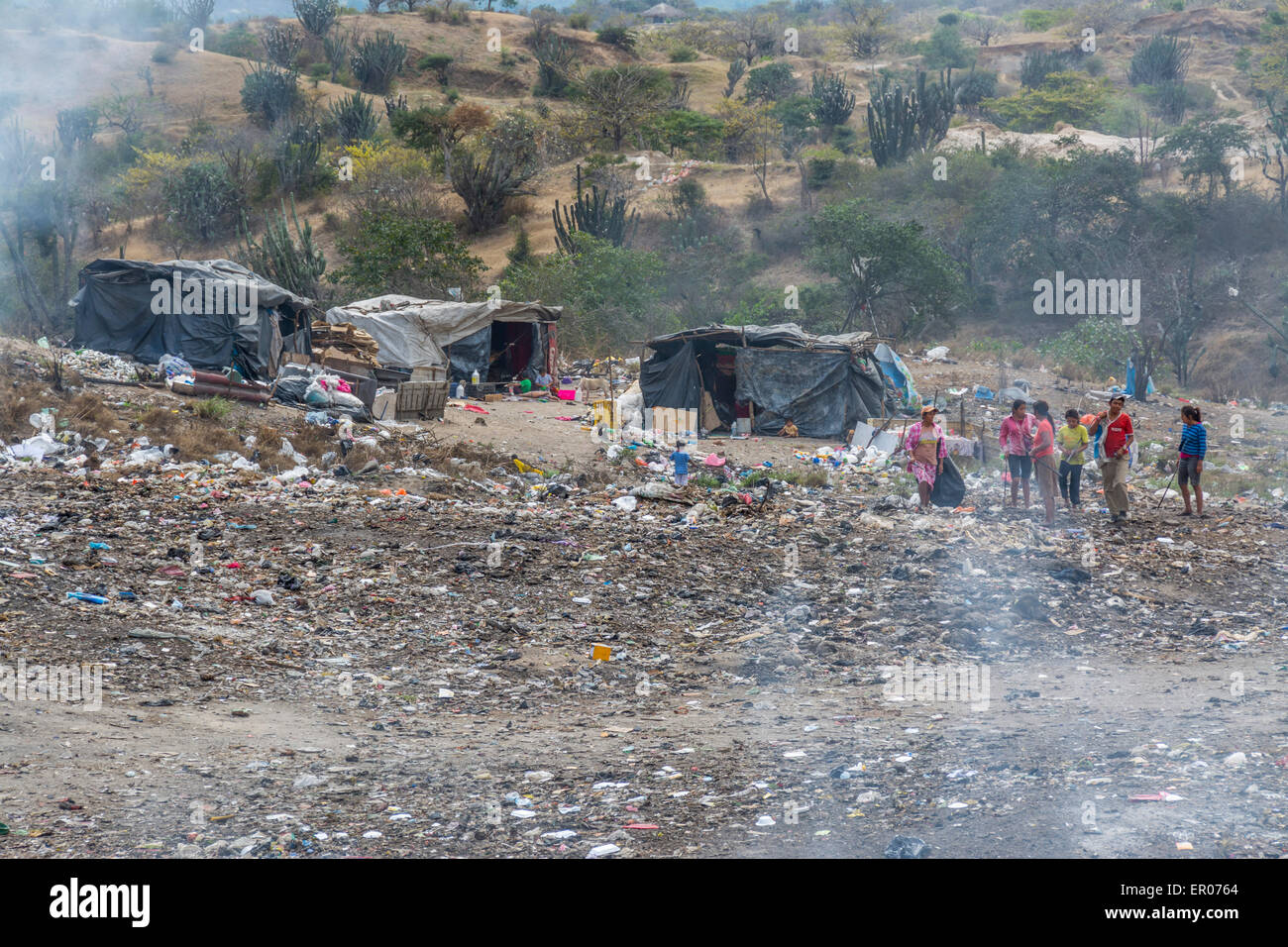 Lagerung-Hütten für wiederverwertbare Gegenstände gesammelt von armen Menschen auf einer Mülldeponie in Guatemala Stockfoto