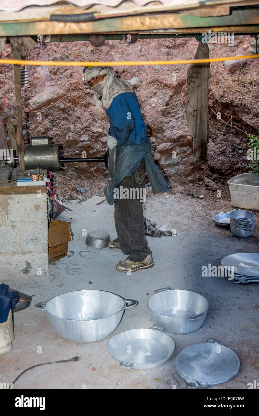 Metallarbeiter Schleifen Aluminium Küche Schalen und Kochgeschirr, Ecken und Kanten zu entfernen, nach dem Spritzgießen Prozess in Guatemala Stockfoto