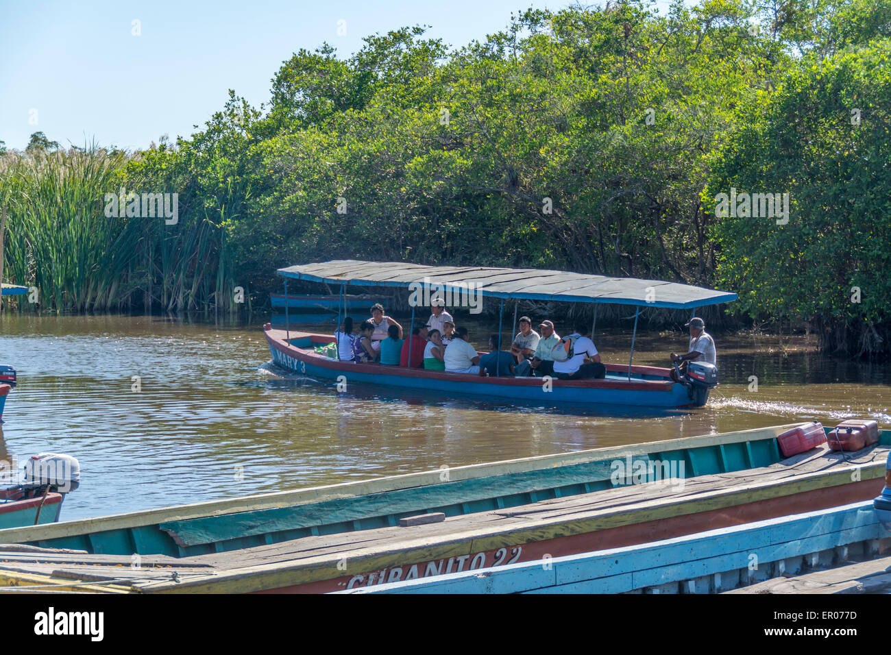 Verlassen Bootsanlegestelle Bereich in La Avellanav Guatemala für Monterrico über den Kanal des Chiquimulilla durch den Mangrovenwald Stockfoto