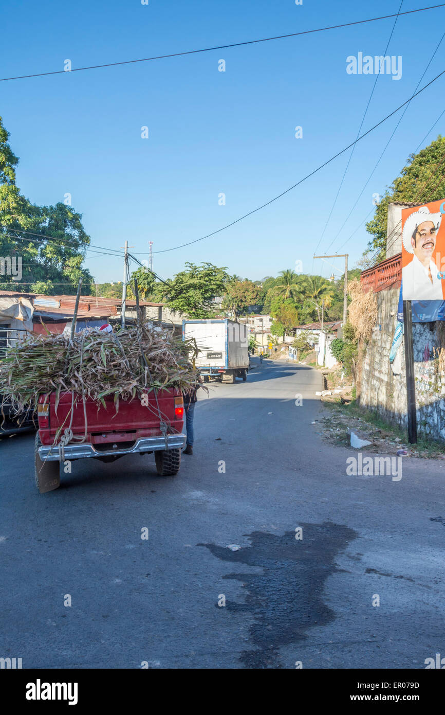 Lkw schleppen Zuckerrohr auf Straße von Guazacapan Guatemala Stockfoto