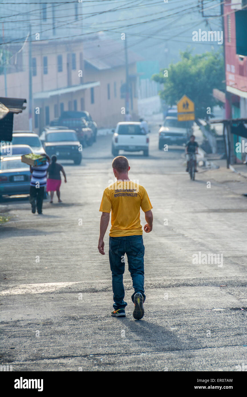 Amerikanische Missionare, die hinunter die Straße Guazacapan-Guatemala Stockfoto