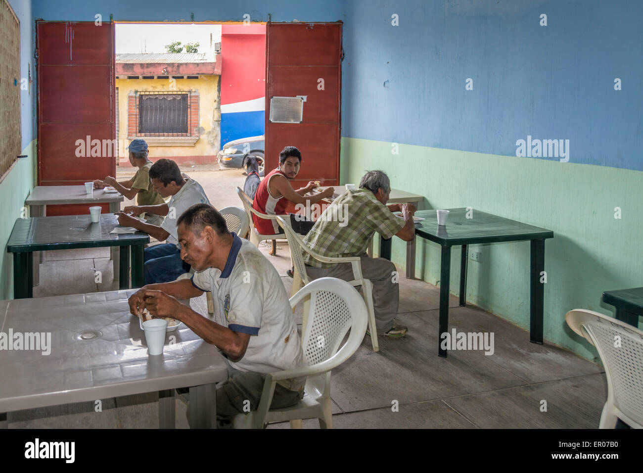 Ernährungsprogramm für Alkoholiker in eine christliche Mission in Guazacapan Guatemala Stockfoto