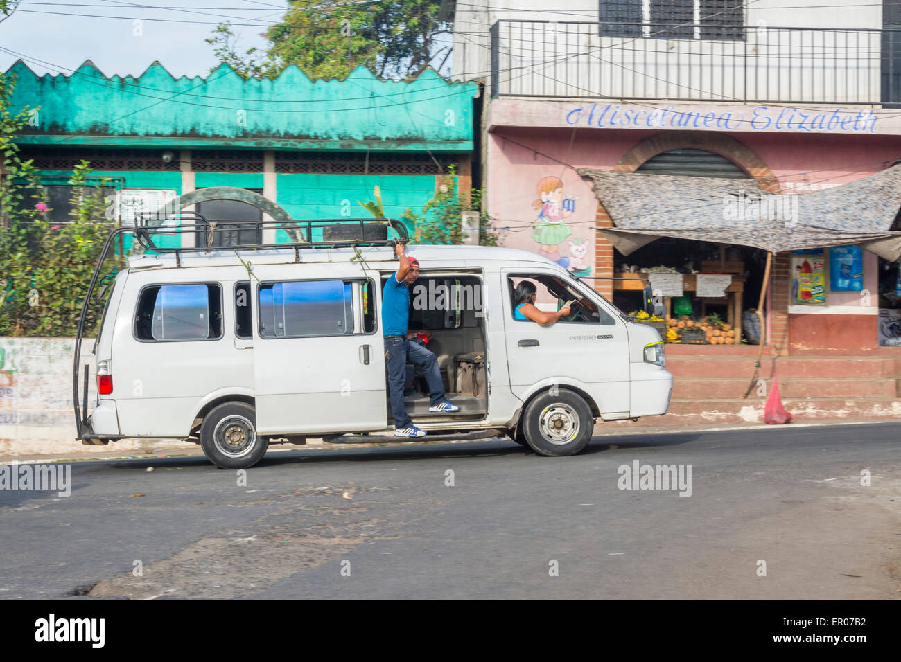 Van in Guazacapan Guatemala als ein Bus zum Transport von Personen zwischen Städten Stockfoto