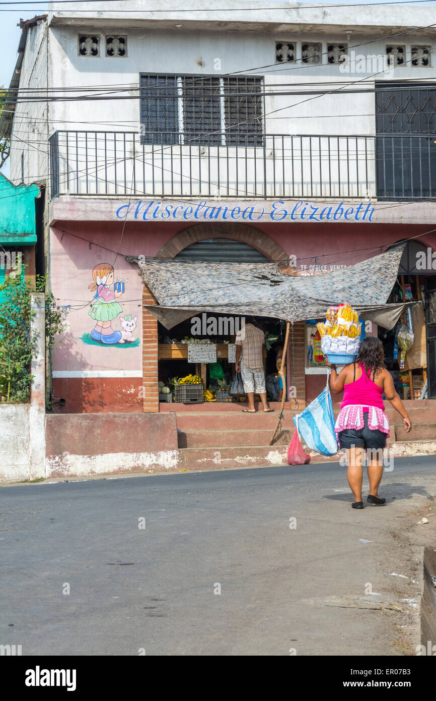 Mann und Frau einkaufen in Läden in Guazacapan Guatemala Stockfoto