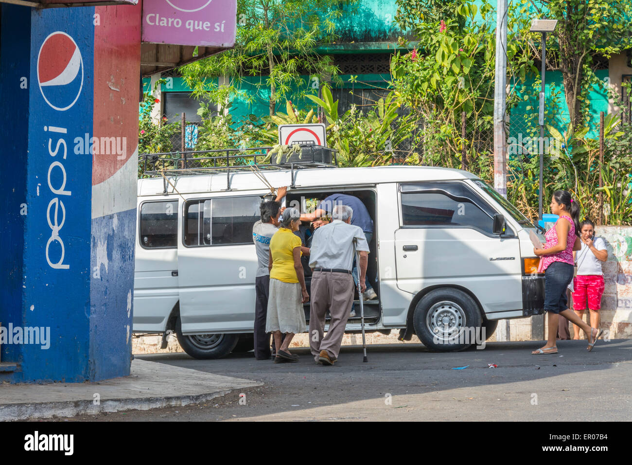 Van in Guazacapan Guatemala als ein Bus zum Transport von Personen zwischen Städten Stockfoto