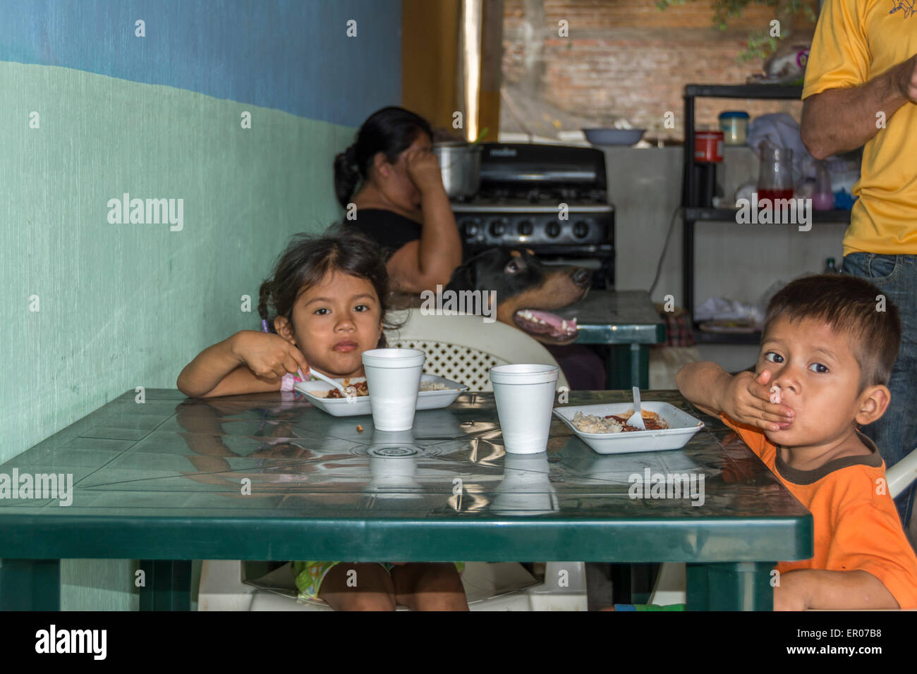 Kinder Essen in eine christliche mission Stockfoto