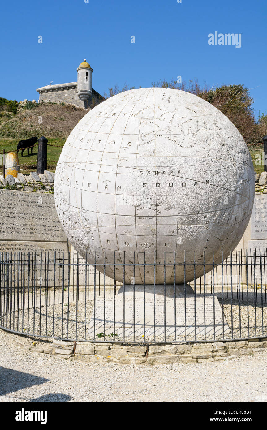 Die Great Globe, Durlston Country Park, Swanage, Dorset, England bestehen aus 15 Stein Abschnitten von Granit Wäscheklammern zusammengehalten. Stockfoto