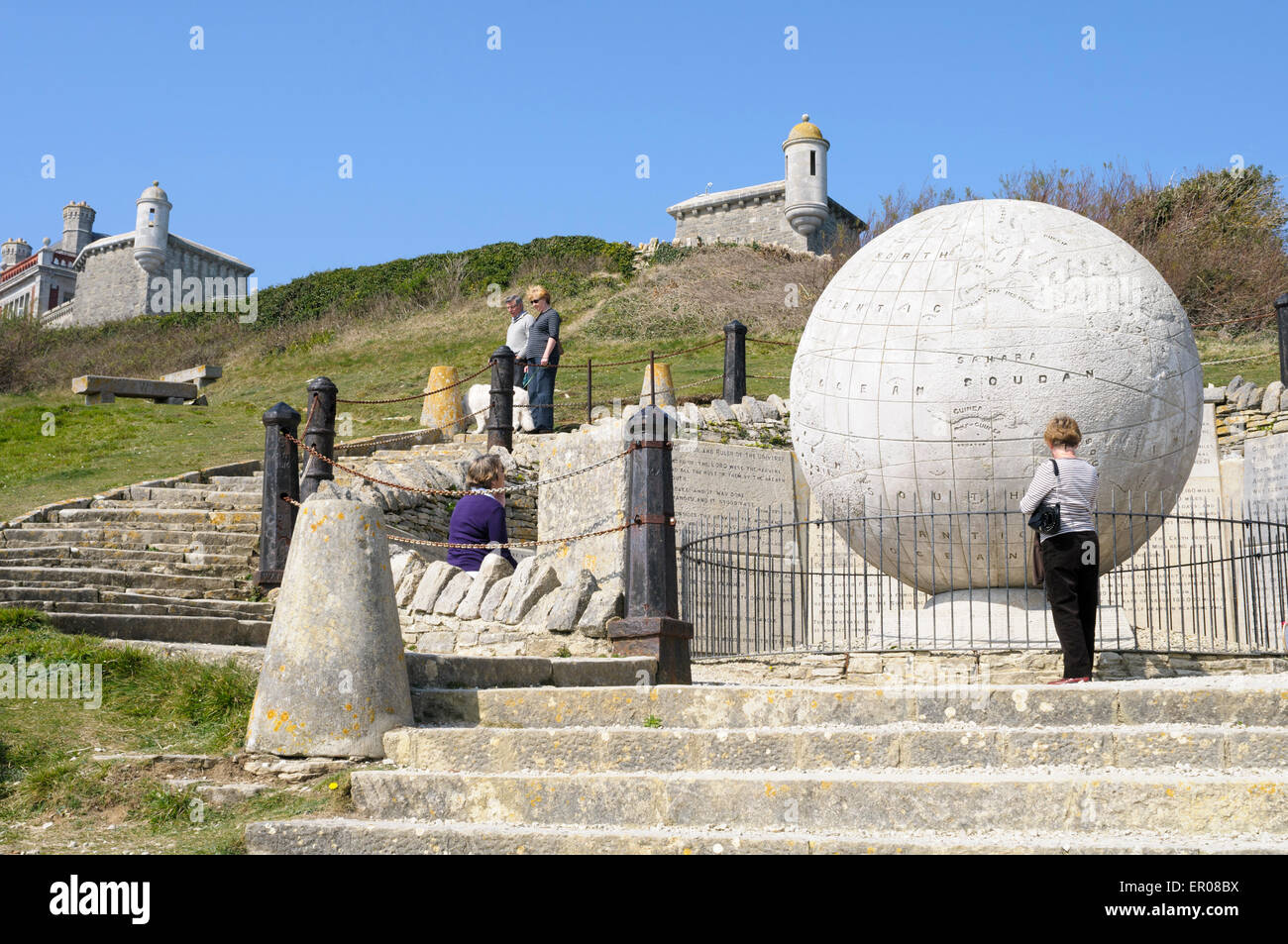 Touristen, die Diskussion über die Great Globe, Durlston Country Park, Swanage, Dorset, England. Stockfoto