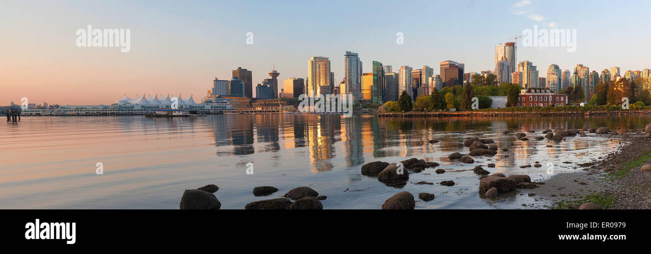 Skyline von Vancouver British Columbia Kanada und Deadmans Insel vom Stanley Park am Sunrise Panorama Stockfoto