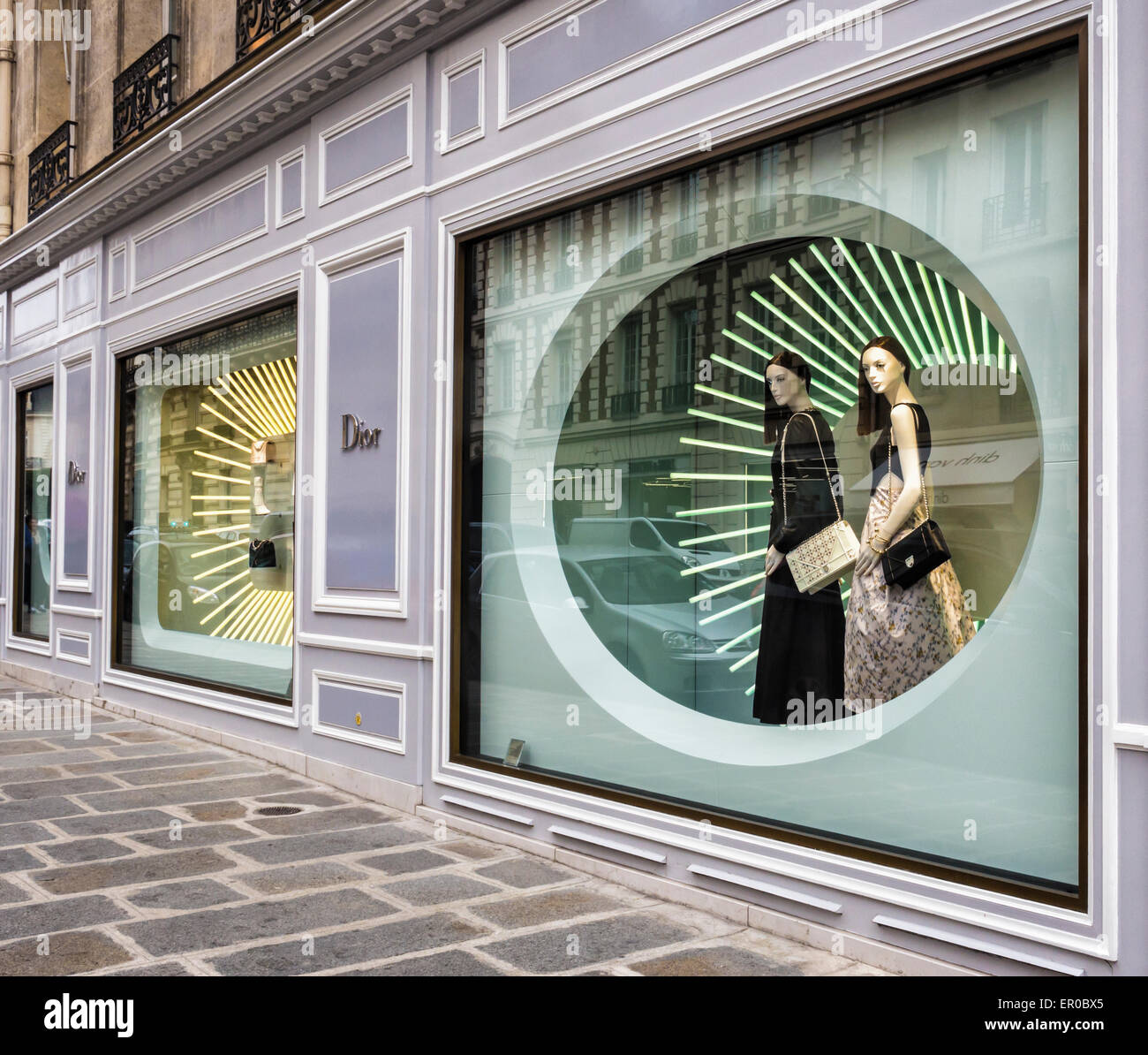 Christian Dior Schaufenster. Avenue Montaigne, Paris - Straße des eleganten, Luxus, Designer-Modeshops Stockfoto