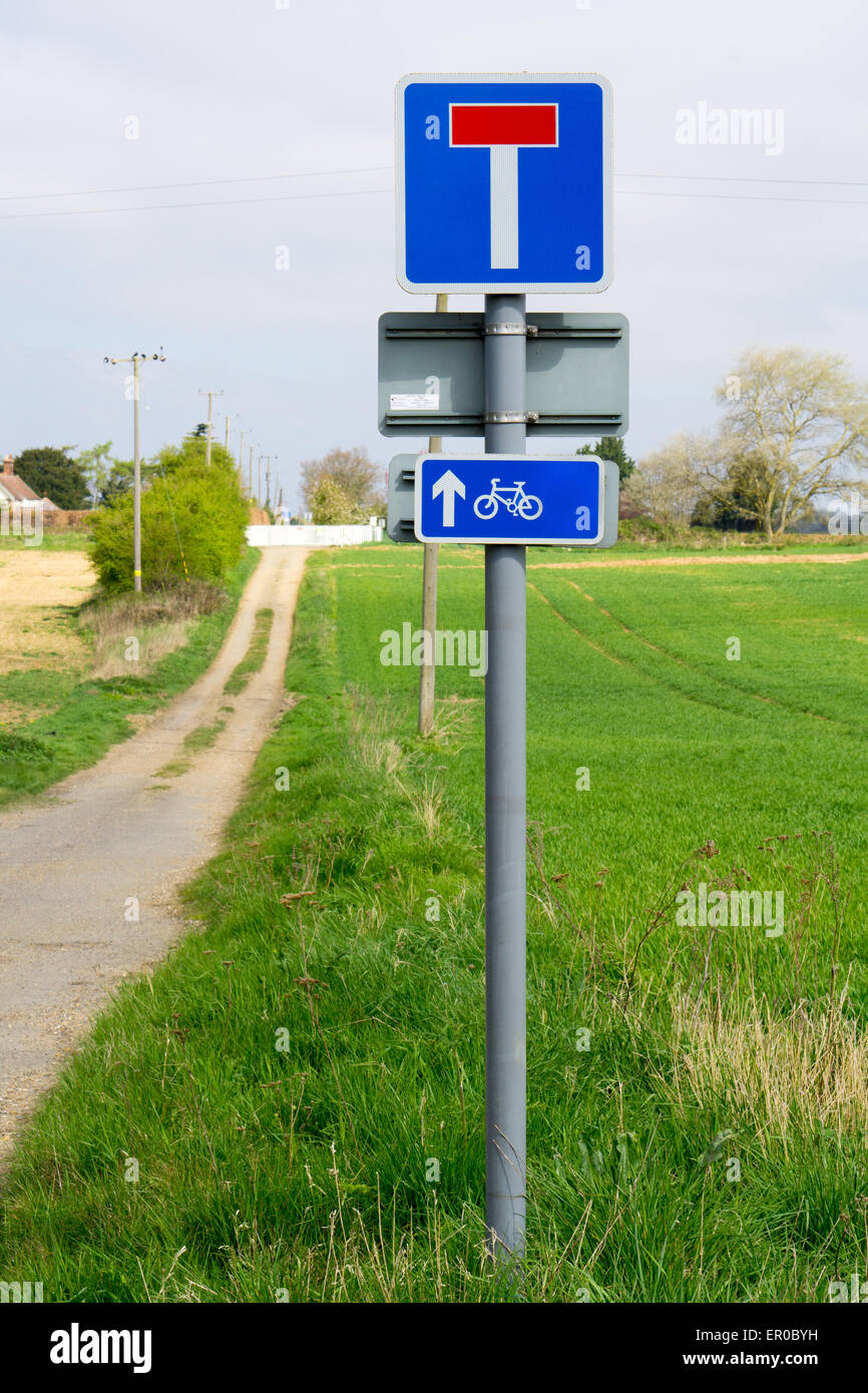 Nahaufnahme des Zeichens für Fahrrad und Fußgänger Weg durch die englische Landschaft Stockfoto