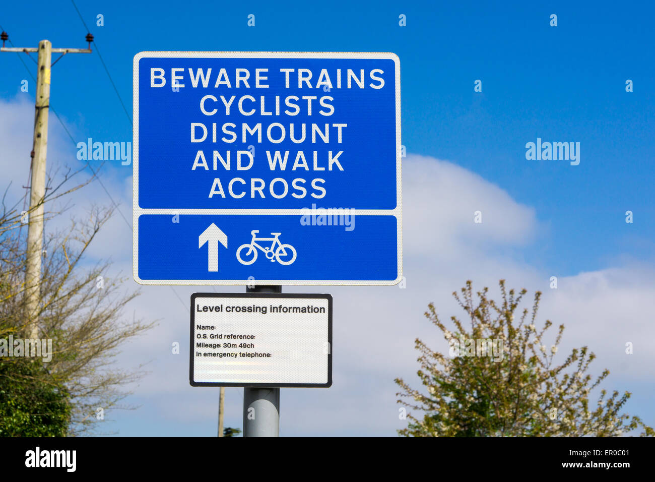 Warnzeichen für Radfahrer in eine Cattishall Eisenbahn Bahnübergang in Bury St Edmunds, England Stockfoto