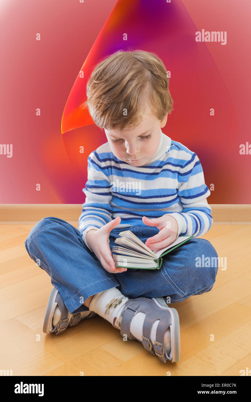 Junge liest Buch sitzen auf dem Boden und rot abstrakten Hintergrund Stockfoto