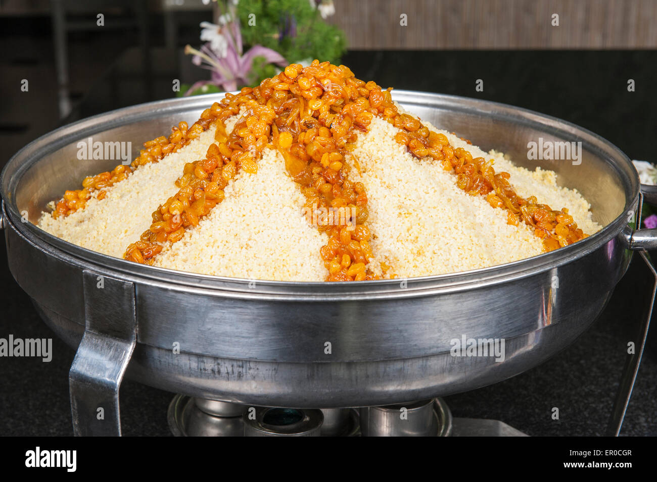 Nahaufnahme Detail ein Couscous mit Rosinen Gericht zu einem orientalischen Restaurant buffet Stockfoto