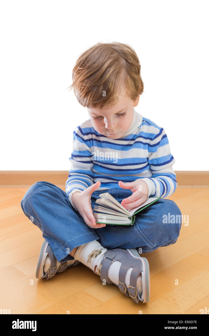 Junge liest Buch sitzen auf dem Boden weißen Hintergrund Stockfoto