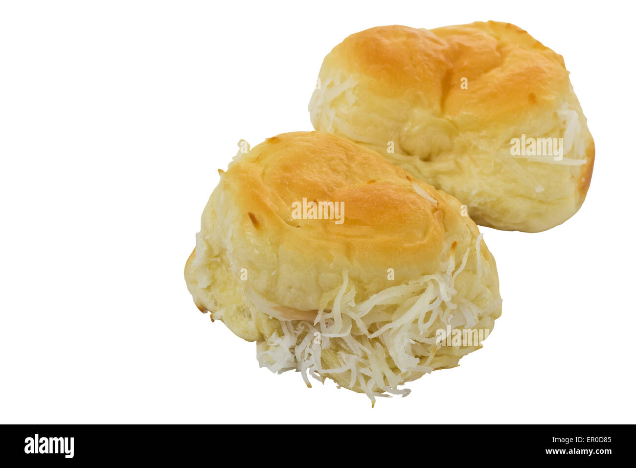 Gebackenes Brot verziert mit süßen Kokosraspeln isoliert auf weißem Hintergrund und Clipping-Pfad Stockfoto
