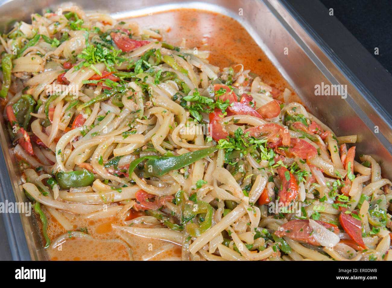 Nahaufnahme Detail von Calamari mit Gemüse auf dem Display an ein orientalisches Restaurant-buffet Stockfoto