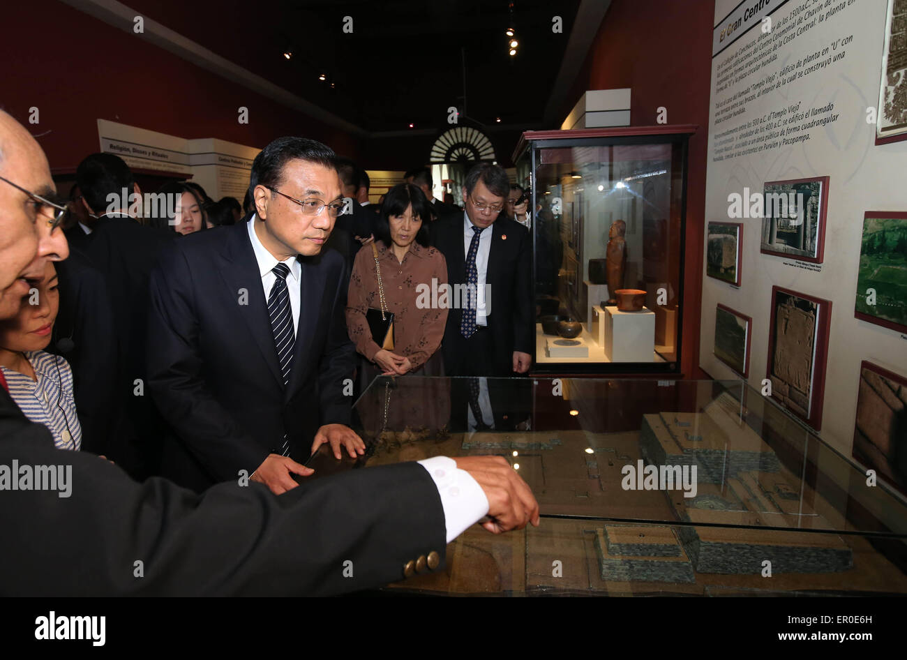 Lima, Peru. 23. Mai 2015. Der chinesische Ministerpräsident Li Keqiang (3. R) besucht ein Museum in Lima, Hauptstadt von Peru, 23. Mai 2015. Li fordert Förderung des gegenseitigen Lernens zwischen Chinesen und lateinamerikanischen Kulturen nach dem Besuch. Bildnachweis: Pang Xinglei/Xinhua/Alamy Live-Nachrichten Stockfoto