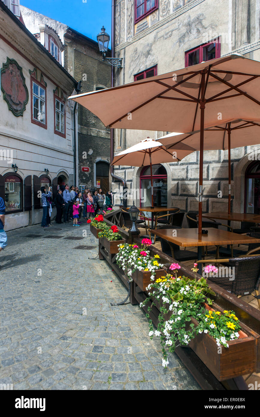 Cesky Krumlov Altstadt Straßenszene, Bürgersteig-Bar Tschechische Republik Stockfoto