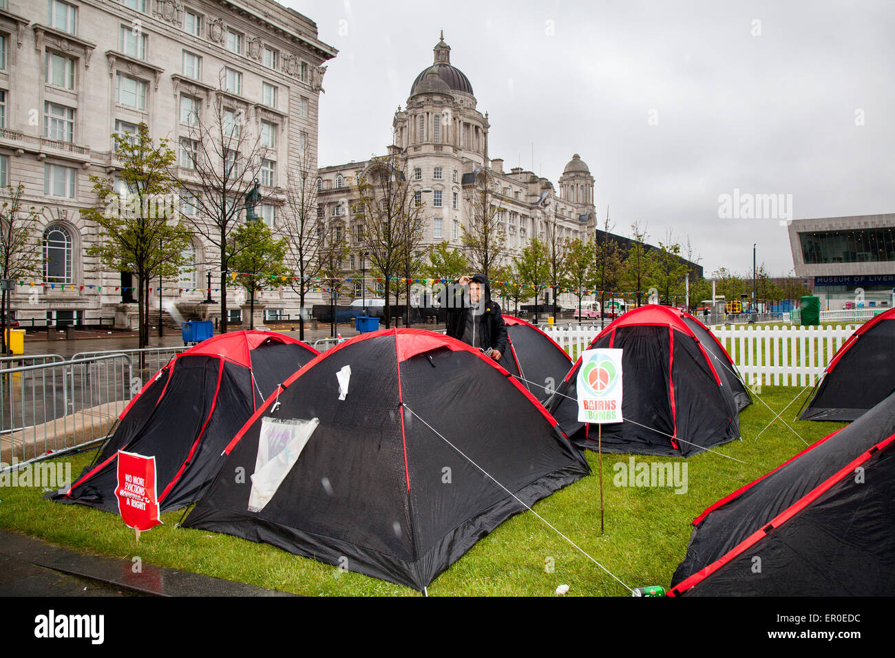 Liverpool, Merseyside, England 24. Mai 2015. Liebe Aktivisten für Obdachlose, besetzten die Bank of England, aufbauend auf Castle Street, bis vertrieben haben jetzt, Zelte auf dem Molenkopf errichtet. Mehrere neue Zelte haben auf einem grünen Fleck zwischen den Cunard Building aufgestellt worden und der Fährhafen mit Plakaten auf Anzeigen Protestierende Themen wie Obdachlosigkeit, Sparsamkeit und Steuerhinterziehung. Ein Schild deutlich sichtbar an der Vorderseite des Standortes sagte "noch auf den Straßen. Keine Gerechtigkeit, keine Ruhe. " Stockfoto