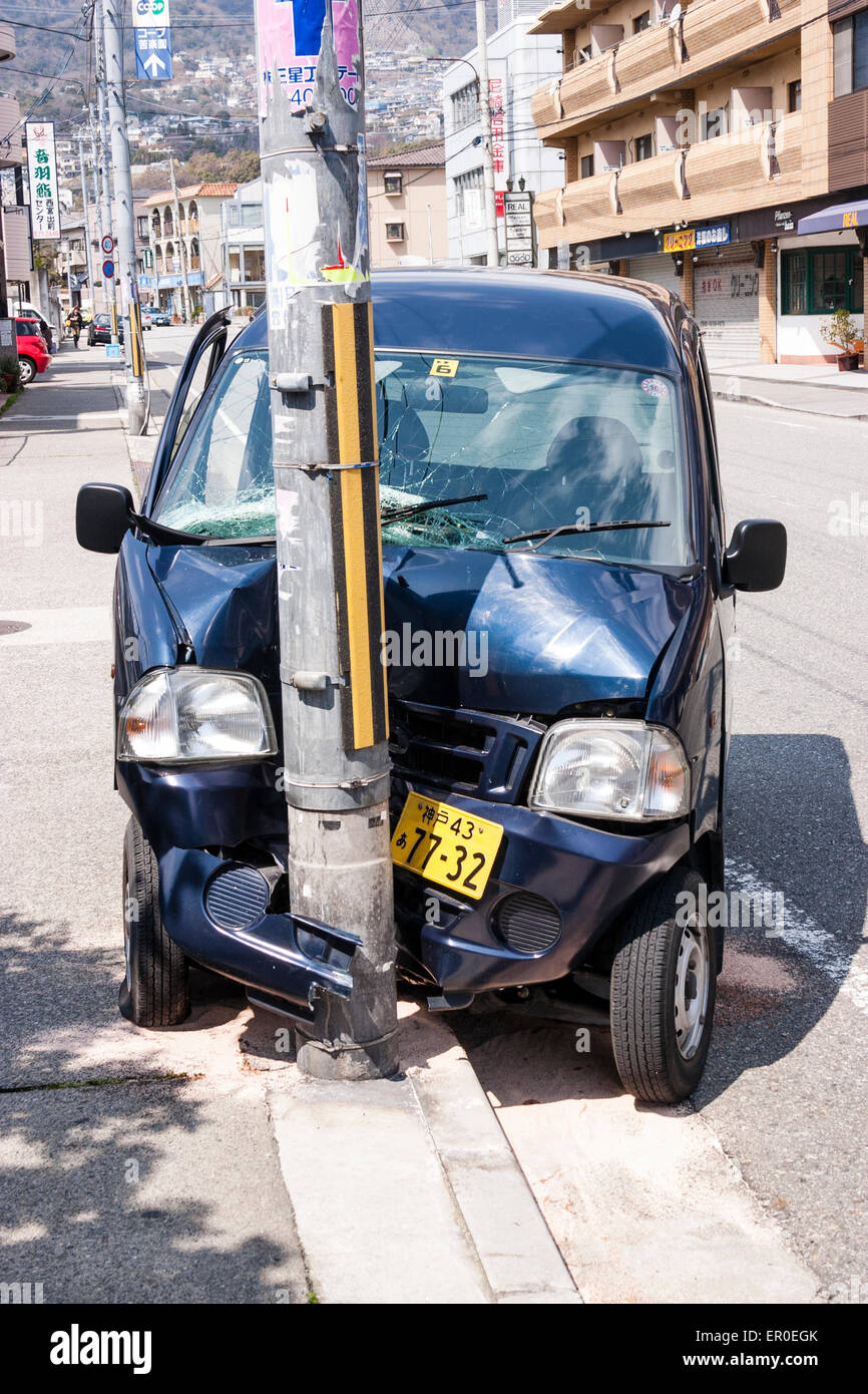 Unfallauto beschädigt -Fotos und -Bildmaterial in hoher Auflösung