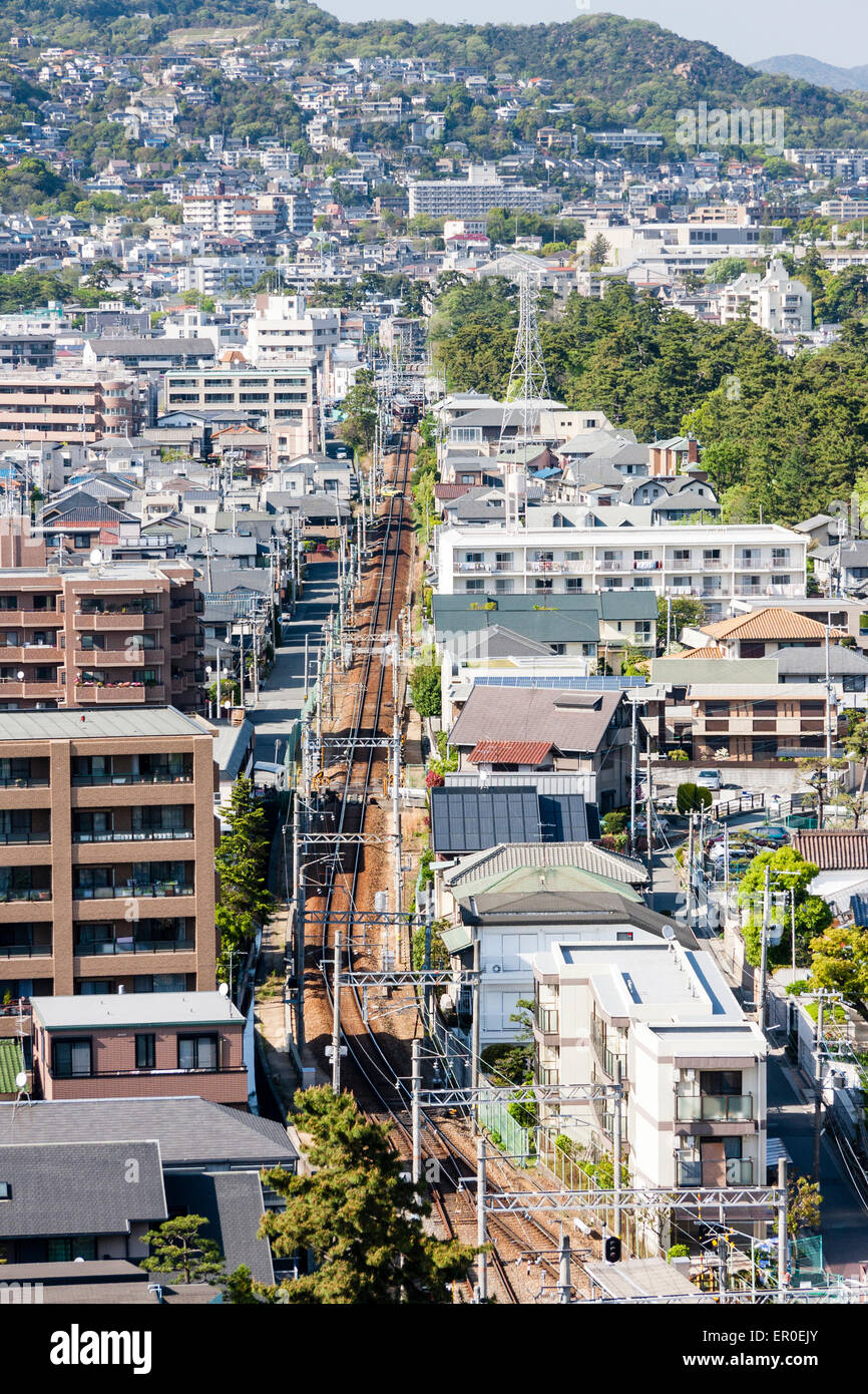 Luftaufnahme der Hankyu-Eisenbahnlinie von Shukugawa in Nishinomiya, Japan, zum Bahnhof Kōyōen. Dicht besiedelte städtische Szene. Stockfoto