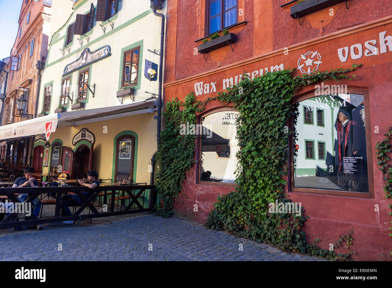 Wax Museum in der historischen Altstadt von Cesky Krumlov Straße Landschaft mit Sidewalk Cafe, Böhmen, Tschechische Republik Stockfoto
