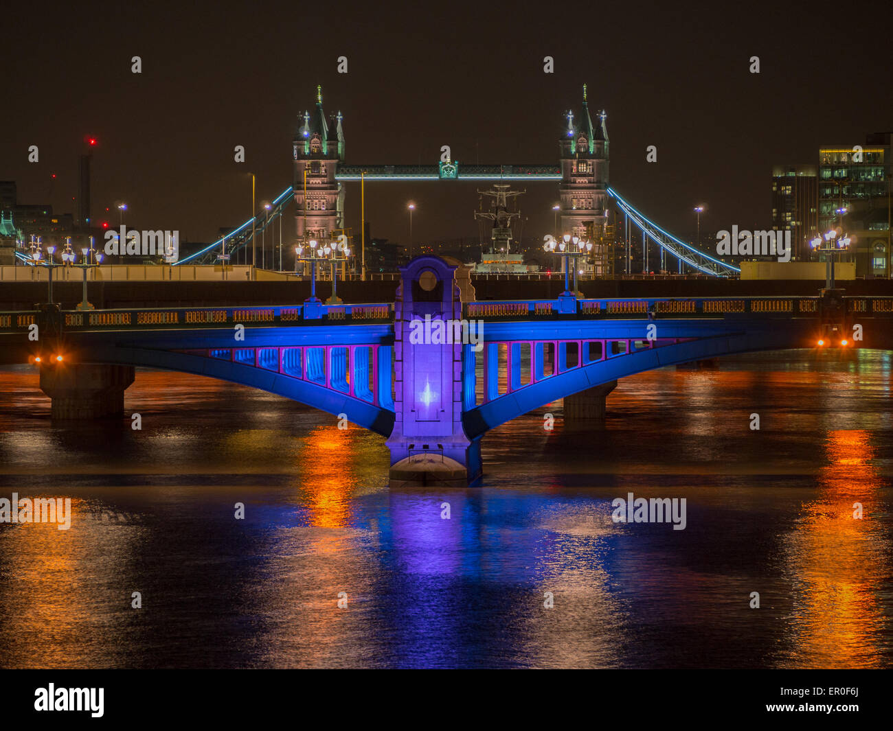 Nachtlichter und Brücken über die Themse Stockfoto