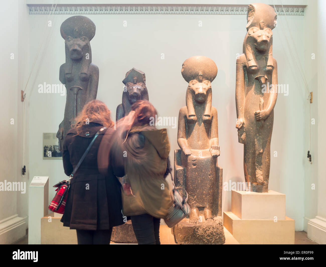 British Museum Besucher beobachten die ägyptische Flügel-Skulpturen Stockfoto