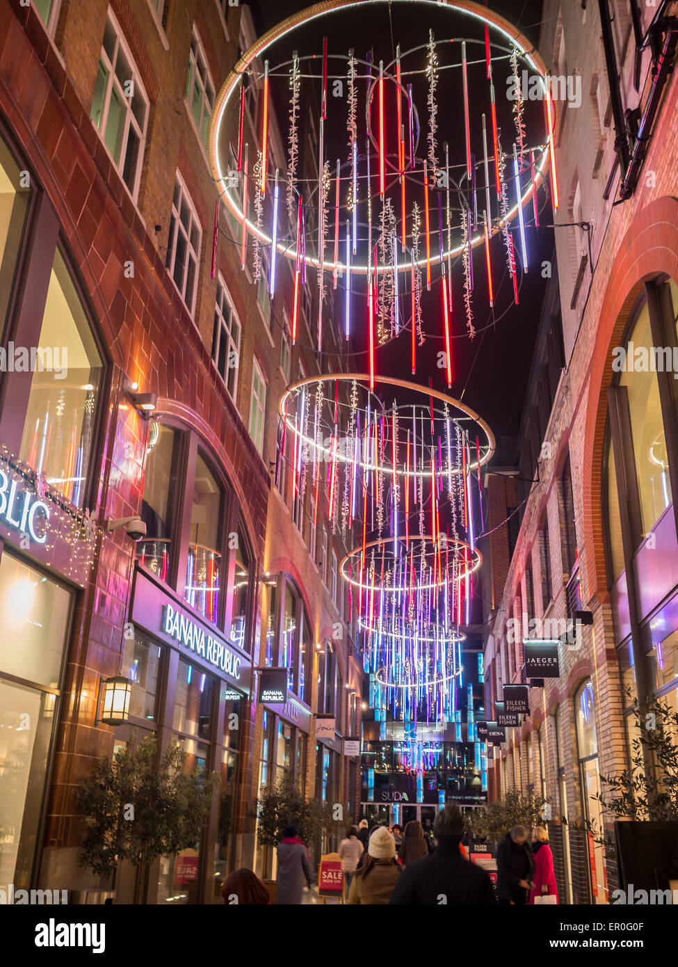 Bunte Lichter Dekorationen in Street in London für Weihnachten Stockfoto