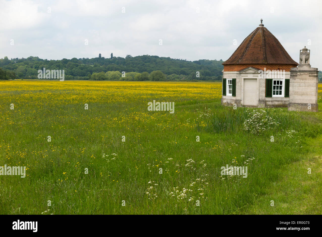 Lutyens Fairhaven Kiosk und Stein Pier Denkmal mit einer Geschichte von Runnymede darauf eingeschrieben. Runnymede, Surrey. VEREINIGTES KÖNIGREICH. Stockfoto