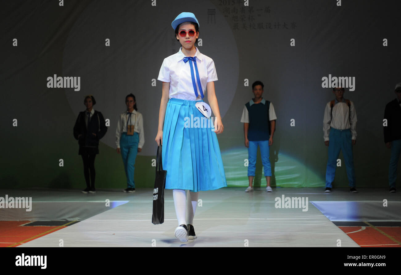 Yiyang, Chinas Hunan Provinz. 23. Mai 2015. Ein Modell zeigt eine Schöpfung in einen Design-Wettbewerb von Schuluniformen an Hunan-Kunst und Kunsthandwerk-Berufskolleg in Yiyang, Zentral-China Provinz Hunan, 23. Mai 2015. © Li Ga/Xinhua/Alamy Live-Nachrichten Stockfoto