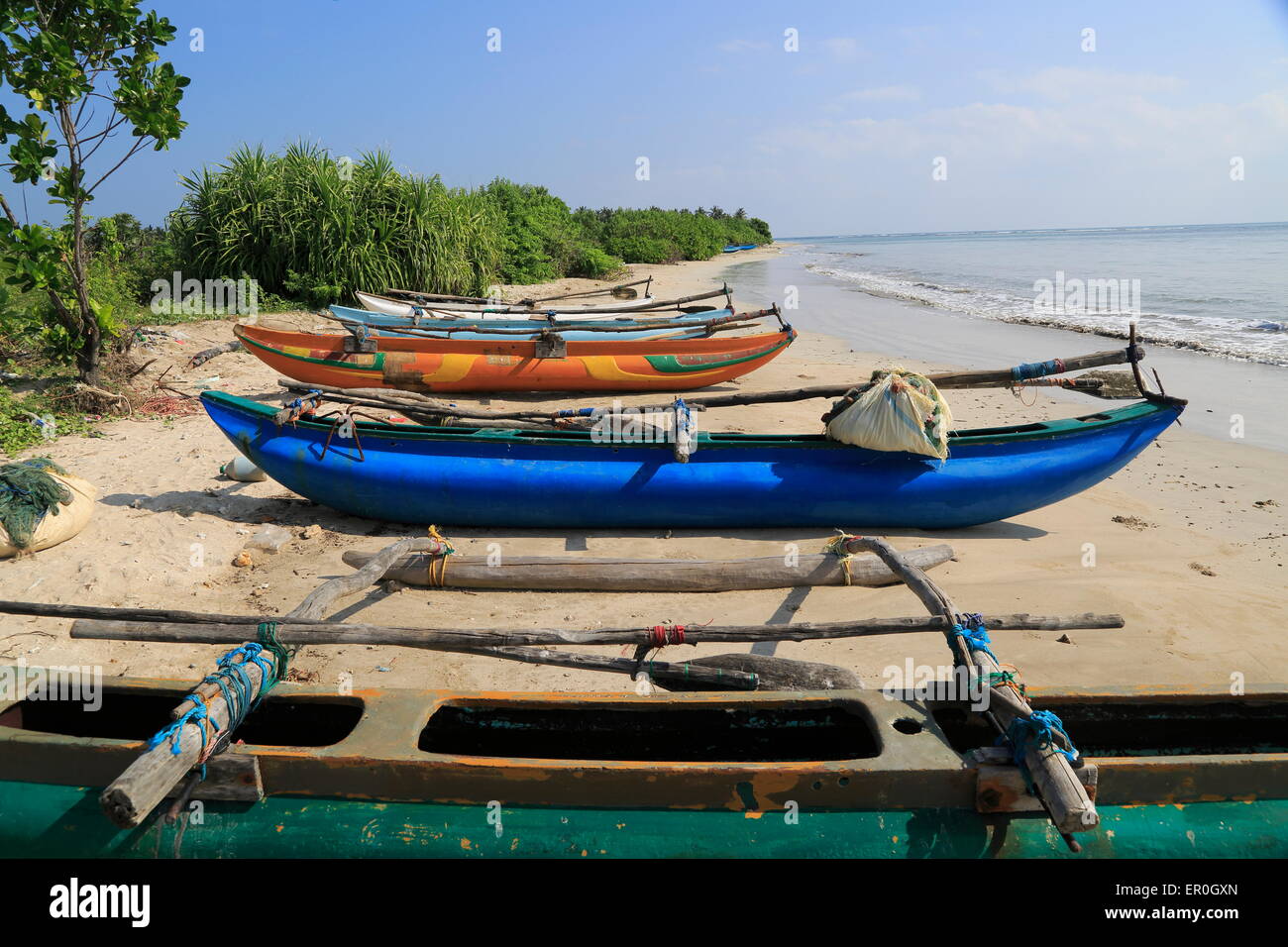 Ausleger-Angeln-Kanus am tropischen Strand von Pasikudah Bay, Eastern Province, Sri Lanka, Asien Stockfoto