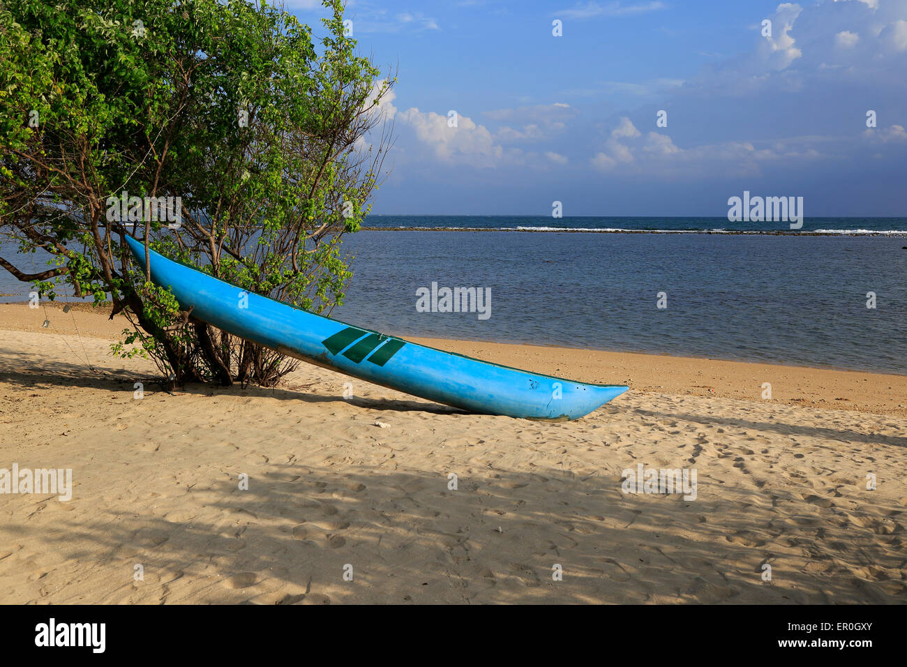 Kanu am tropischen Sandstrand am Pasikudah Bay, Eastern Province, Sri Lanka, Asien Stockfoto
