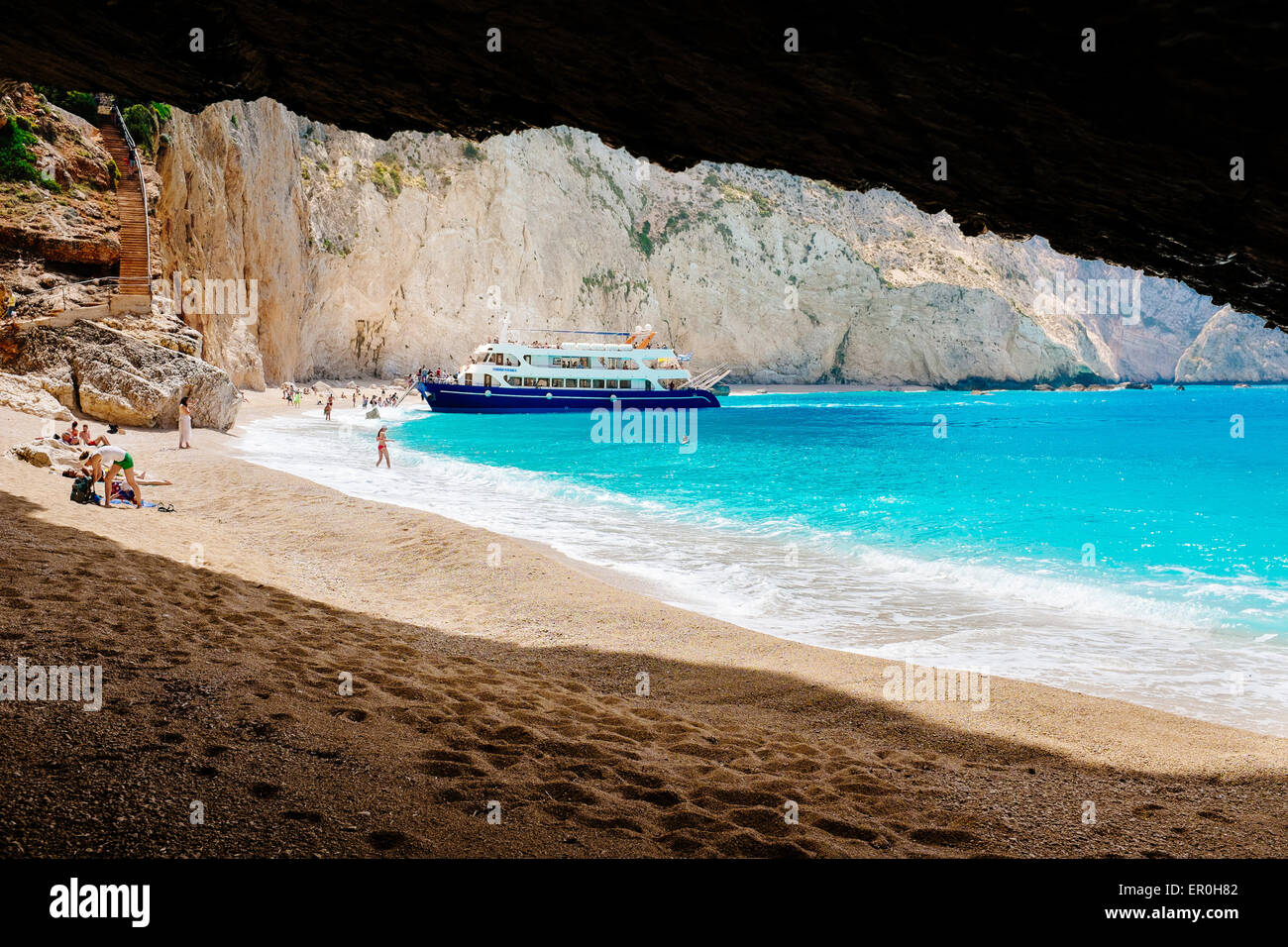 Strand Porto Katsiki mit touristischen Schiff, Insel Lefkada, Griechenland Stockfoto